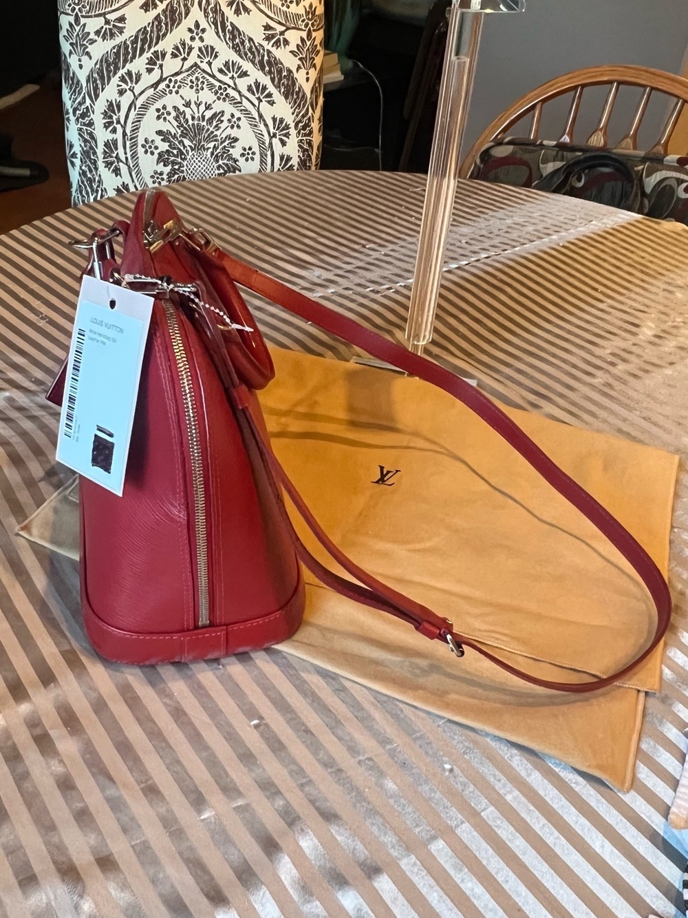 Pre-owned Authentic Louis Vuitton Epi Leather Satchel in Deep Red - Picture 3 of 10